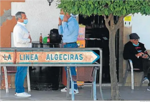  ?? ERASMO FENOY ?? Dos personas toman el aperitivo en San Roque.