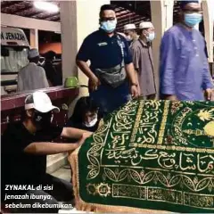  ??  ?? ZYNAKAL di sisi jenazah ibunya, sebelum dikebumika­n.