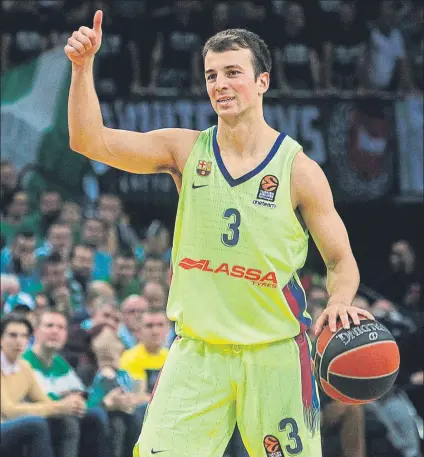  ?? FOTO: EFE ?? Kevin Pangos, base del Barça Lassa, indicando una jugada en el último encuentro del equipo azulgrana