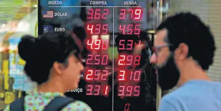  ?? FABIO MOTTA/ESTADÃO ?? Disparada. Casa de câmbio no centro do Rio: moeda americana se valorizou ontem 0,99% no mercado brasileiro