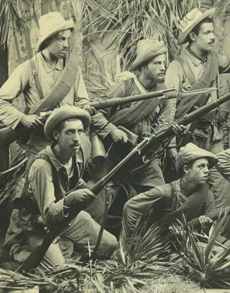  ??  ?? Soldados españoles durante la Guerra de Cuba armados con Maüsers y preparados para una emboscada en diciembre de 1895
