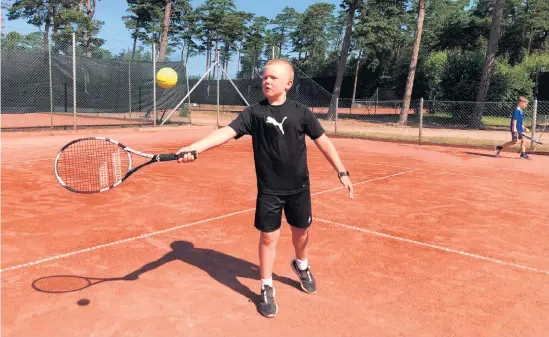  ?? Bild: Jerry Carlsson ?? Nioårige Viktor Ekberg tränar forehandsl­ag på en av tennisbano­rna i Skummeslöv­sstrand.