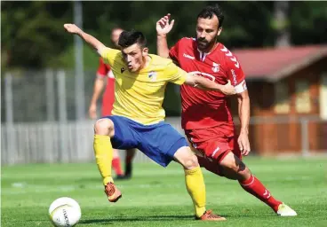  ?? FOTO: TINO ZIPPEL ?? Lucas Stauffer (links), Jenas Neuer, behauptet den Ball vor Tobias Becker (ZFC)