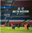  ??  ?? Nein zu Rassismus – das drückten die Spieler dann am Mittwochab­end aus.