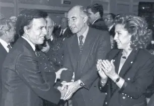  ??  ?? 1993. Con el presidente Carlos Menem y María Julia Alsogaray