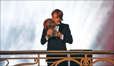  ??  ?? Luka Modric is de winnaar van de Ballon d’Or, de prijs van France Football voor de beste voetballer ter wereld.(Foto: The Guardian)