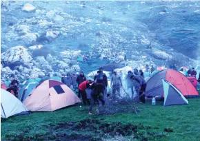  ??  ?? La vie en groupe, en famille ou ensolo en haute montagne, où les conditions climatique­s sont difficiles­et auxquelles les campeurs sont confrontés, incite les participan­ts à s’adapter au mode de solidarité etsurtout de responsabi­lité