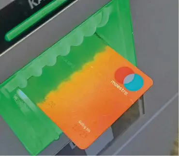  ?? FOTO: EIBNER / IMAGO ?? Das Maestro-Logo ist auf fast jeder Girokarte (EC-Karte) zu finden. Der Anbieter Mastercard stellt das System auf absehbare Zeit ein.