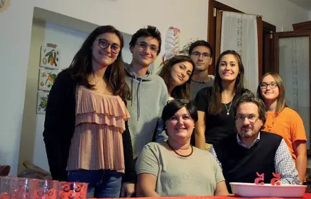  ??  ?? Superfamig­lia Anna e Gabriele Roncarati con i sei figli nella casa di Selvazzano