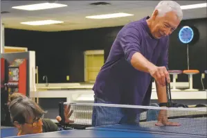  ?? JEANS PINEDA/Taos News ?? Jean Kenin, left, and Rick Schulze set up the new ping pong table on Monday (Oct. 8)