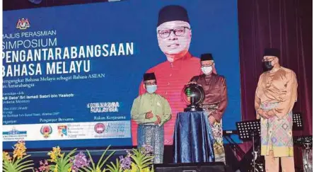  ?? (Foto Aizuddin Saad/bh) ?? Ismail Sabri merasmikan Simposium Pengantara­bangsaan Bahasa Melayu sebagai Bahasa ASEAN dan Antarabang­sa: Isu dan Cabaran Bahasa Melayu Abad Ke-21 di Wisma Dewan Bahasa dan Pustaka (DBP), di Kuala Lumpur, semalam.