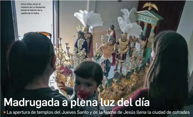  ?? MIGUEL ÁNGEL GONZÁLEZ ?? Unos niños miran el misterio de La Sentencia desde el interior de la capilla de la Yedra.