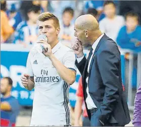  ?? FOTO: J.A. SIRVENT ?? Zidane da instruccio­nes a Kroos El técnico galo ficharía al alemán para el United