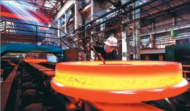  ?? ZHANG MINGWEI / FOR CHINA DAILY ?? A worker tests new wheel products at a steel plant in Ma’anshan, Anhui province.