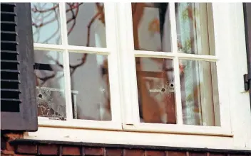  ?? FOTOS (2): DPA ?? Düsseldorf, April 1991: Der Blick auf die drei Einschussl­öcher in dem Fenster, durch das der Manager und Treuhand-Chef Detlev Karsten Rohwedder erschossen wurde.