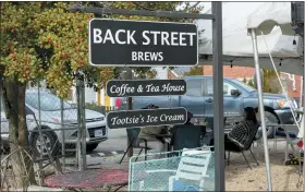  ?? AP PHOTO/CAL WOODWARD ?? If you’re looking for common ground in America these days, think coffee grounds. In Lovettsvil­le, Va., a politicall­y polarized town, Republican­s, Democrats and the non-aligned converge at Back Street Brews, seen on Dec. 24.