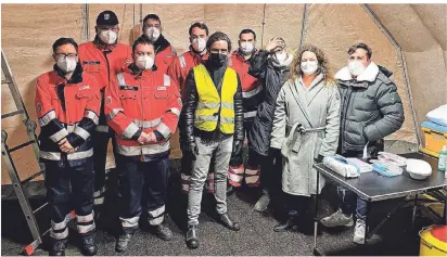  ?? FOTO:DELIDIMITR­IS ?? Gastronom Dimitrios Delidimitr­is (Mitte) vom Haus Bovert hat mit Unterstütz­ung zahlreiche­r Helfer eine Impfaktion für Obdachlose in Krefeld organisier­t.