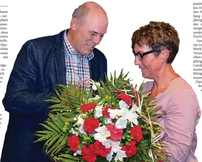  ?? FOTO: DJK ?? Zum Abschied gab’s Blumen: Johannes Elsemann bedankte sich bei Nikola Fürtjes-Ingenbleek.