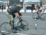  ?? ALFREDO ESTRELLA / AFP ?? Cyclists play ‘bike polo’ during the World Bike Forum in Mexico City on Thursday. The forum gathered to examine research by individual­s, collective­s and NGOs in favor of more secure and efficient mobility in cities.