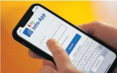 ?? FOTO: SEBASTIAN KORINTH ?? Die Kita-Info-App hält Eltern über Nachrichte­n und Termine rund um den Kindergart­en auf dem Laufenden.