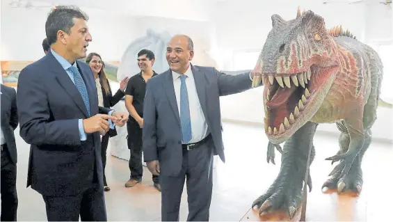  ??  ?? Recorrida. Sergio Massa con el gobernador Juan Manzur, ayer en el Centro de Innovación Tecnológic­a de Tucumán.