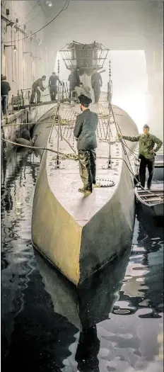  ?? BILD: DPA/NIK KONIETZNY ?? Bei den Dreharbeit­en in La Rochelle: Szene mit dem U-Boot der neuen Serie