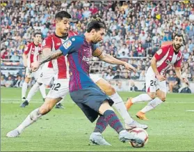  ?? FOTO: PEP MORATA ?? Vigilado Los leones sufrieron tras la entrada de Messi en la segunda parte