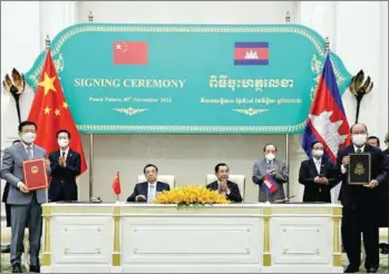  ?? SPM ?? Prime Minister Hun Sen and Chinese Premier Li Keqiang preside over the signing ceremony for 18 documents at the Peace Palace in Phnom Penh on November 9.