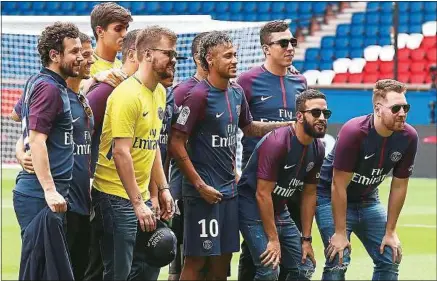  ??  ?? Fraîchemen­t arrivé du Barça, Neymar a été présenté avec une partie de ses amis au Parc des Princes, le 4 août.