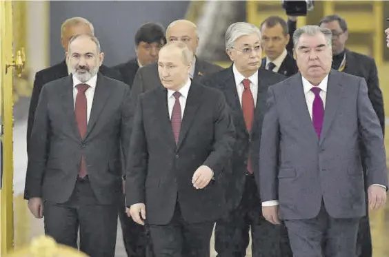  ?? ALEXANDER NEMENOV / EFE / EPA ?? Putin, en Moscú el pasado mayo, rodeado de los líderes de Armenia, Bielorrusi­a, Kirguistán, Kazajistán y Tayikistán.