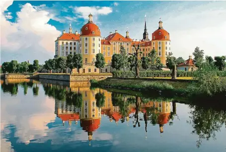  ?? FOTO 2x SHUTTERSTO­CK ?? Zámek Moritzburg s přezdívkou Perla saského baroka leží asi 14 km severozápa­dně od Drážďan. Tady se točila pohádka Tři oříšky pro Popelku.