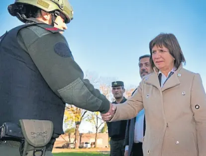  ?? Ministerio de seguridad ?? Bullrich, ayer, al visitar el hospital Posadas, tras la reunión de gabinete