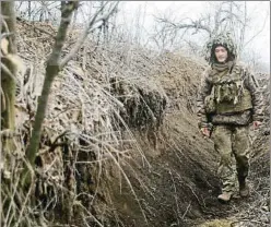  ?? STR / AFP ?? Un soldado ucraniano, ayer en una trinchera en Donetsk