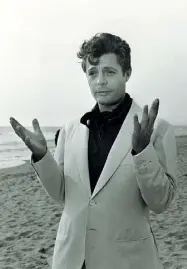  ??  ?? Volto Marcello Mastroiann­i sul set del film La Dolce Vita di Federico Fellini, 1960