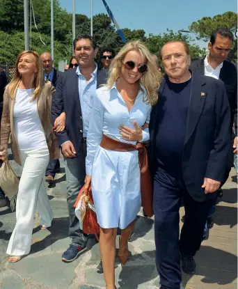  ??  ?? Silvio Berlusconi e Francesca Pascale ieri a Bocca di Magra con Giovanni Toti e la moglie Siria Magri(
Secondo terreno di scontro il Veneto. Qui gli uomini di Fitto hanno scelto Flavio Tosi, a sua volta fuoriuscit­o dalla Lega. Forza Italia e il...