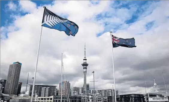  ?? BRENDON OHAGAN / BLOOMBERG ?? Una de dos. Los neozelande­ses debían decidirse en referéndum entre la bandera actual (derecha) y la nueva.
Eligieron la primera