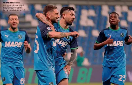  ??  ?? Abbracci Berardi festeggiat­o dai compagni dopo la trasformaz­ione del rigore del definitivo 2-0