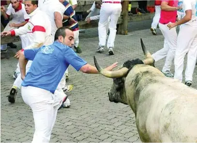  ?? EFE ?? Javier Navascués en uno de los encierros de Sanfermine­s en Pamplona