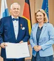  ?? Foto: Gert Krautbauer ?? Jakob Fischer mit dem Bundesverd­ienstkreuz neben Bayerns Sozialmini­sterin Kerstin Schreyer.