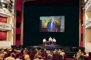  ??  ?? Il «ring» Teatro Nuovo affollato, ieri, per il confronto fra i candidati sindaco Federico Sboarina e Patrizia Bisinella, moderato dal vice direttore del Corriere del Veneto
Massimo Mamoli. Alla fine della serata i due «potenziali» sindaci hanno...