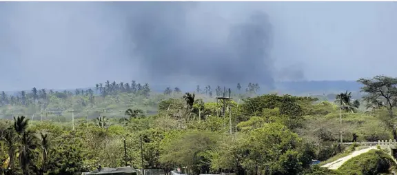  ?? |Foto de Johnny Olivares. ?? El humo ha vuelto a envolver a varios sectores de Barranquil­la y Soledad a causa del incendio en la zona protegida.