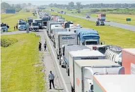  ?? JUANJO GARCÍA ?? Caos. Una ruta en Rosario, intransita­ble por los cortes.