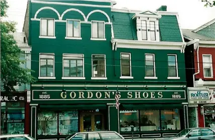  ?? Courtesy of Charles Gordon ?? Bloomfield’s Liberty Avenue was home to Gordon’s Shoes in the early 1990s.