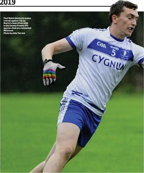  ??  ?? Paul Walsh (Kanturk) makes a break against Cill na Martra’s Seán Ó Foirréidh in the County Premier IFC quarter-final at a rainlashed Millstreet
Photo byJohn Tarrant