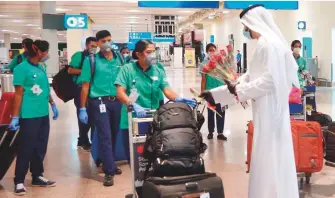  ?? Courtesy: Gulf News Archives ?? The batch of 88 nurses being welcomed at Dubai airport. The nurses began an orientatio­n programme last Sunday and deployment to their assigned facilities began yesterday.