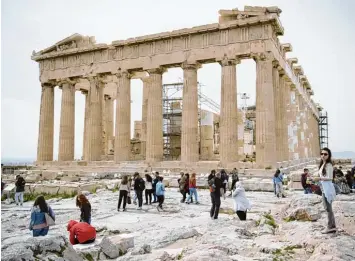  ?? Foto: Laurent Gillieron, dpa ?? Touristen auf der Akropolis im griechisch­en Athen: Das Rettungspr­ogramm für das Land läuft am Montag aus. Dann kehrt Grie chenland wieder ohne Hilfen an den Finanzmark­t zurück.