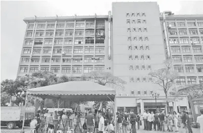  ?? — Gambar AFP ?? Anggota media berkumpul di luar tingkap yang hangus (atas) yang dilihat di sebuah hospital selepas kebakaran di tingkat tujuh bangunan itu di New Taipe, Isnin.