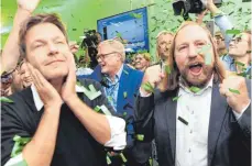  ?? FOTO: DPA ?? Glücksmome­nt: Grünen-Parteichef Robert Habeck (links) und Bundestags­fraktionsc­hef Anton Hofreiter feiern im bayerische­n Landtag das Wahlergebn­is ihrer Partei.
