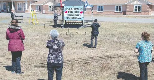  ?? ANDREW VAUGHAN / THE CANADIAN PRESS ?? Workers at an extended care facility show their community support in Debert, N.S., on Tuesday after the weekend’s mass killing.