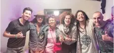  ??  ?? ► Los chilenos junto a Li Saumet (Bomba Estéreo) y Régine Chassagne (Arcade Fire).